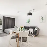 Pearl Exclusive By Renters